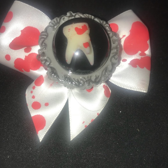 Kreepsville blood splattered bow with tooth cameo - Picture 2 of 3